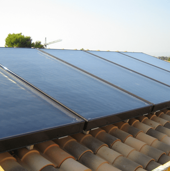 Paneles solares instalados sobre tejado de tejas