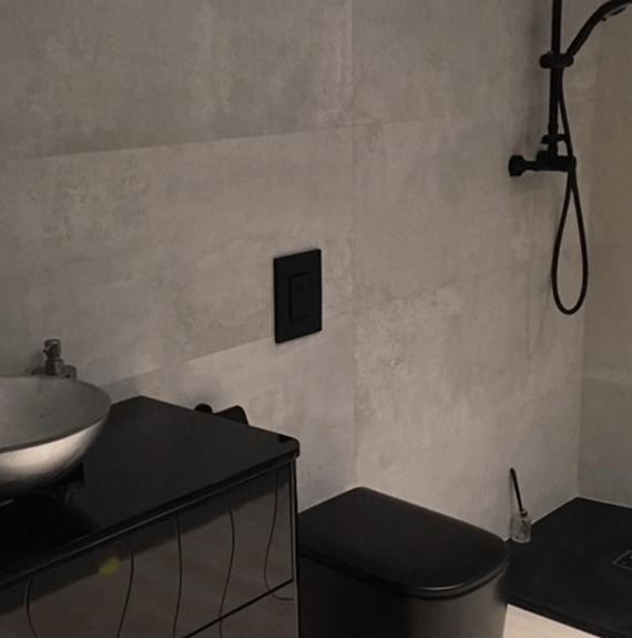 Baño moderno con ducha empotrada minimalista